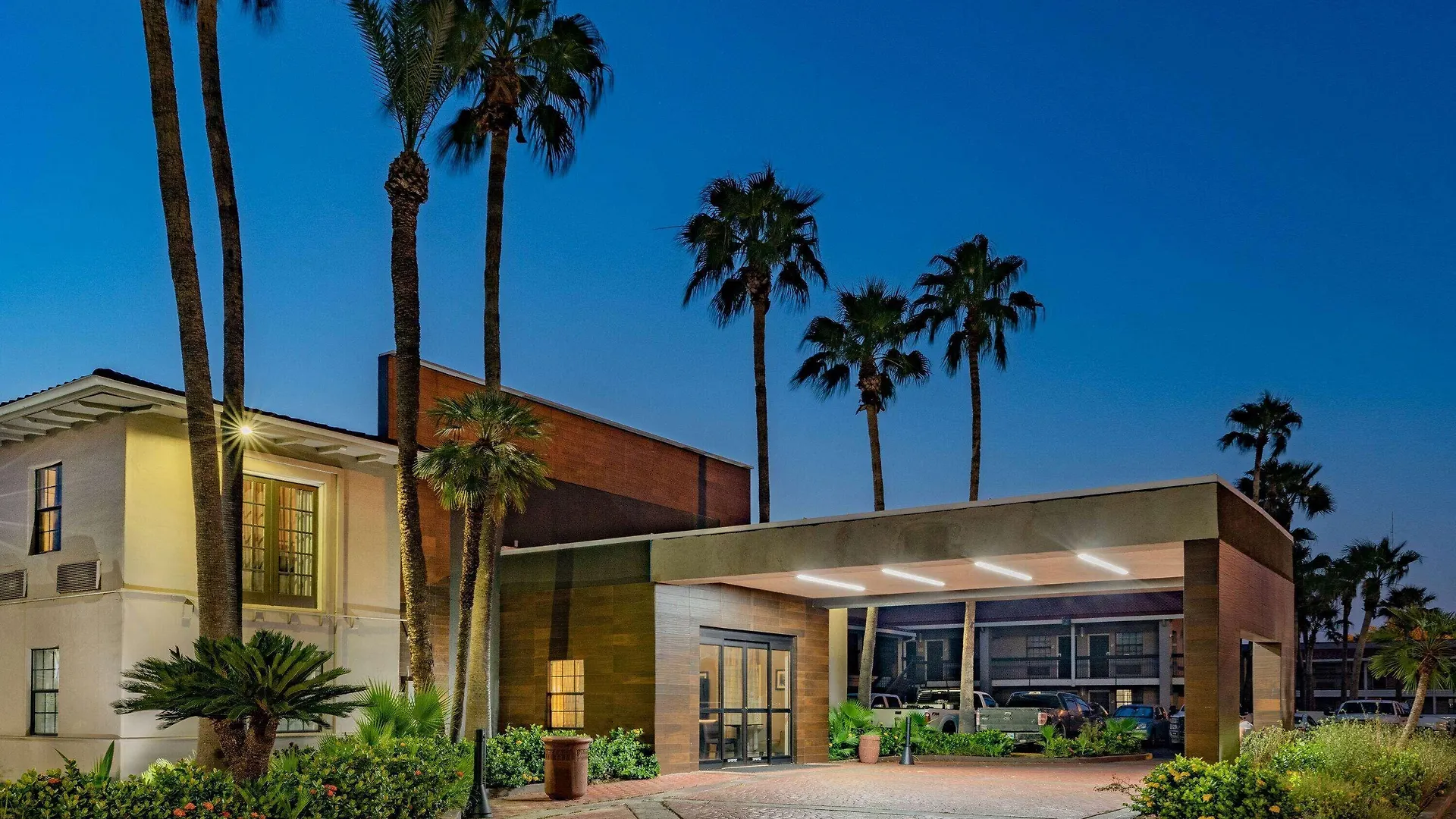 Staying Near Mercy Health Center: 6 Airport Hotels Compared