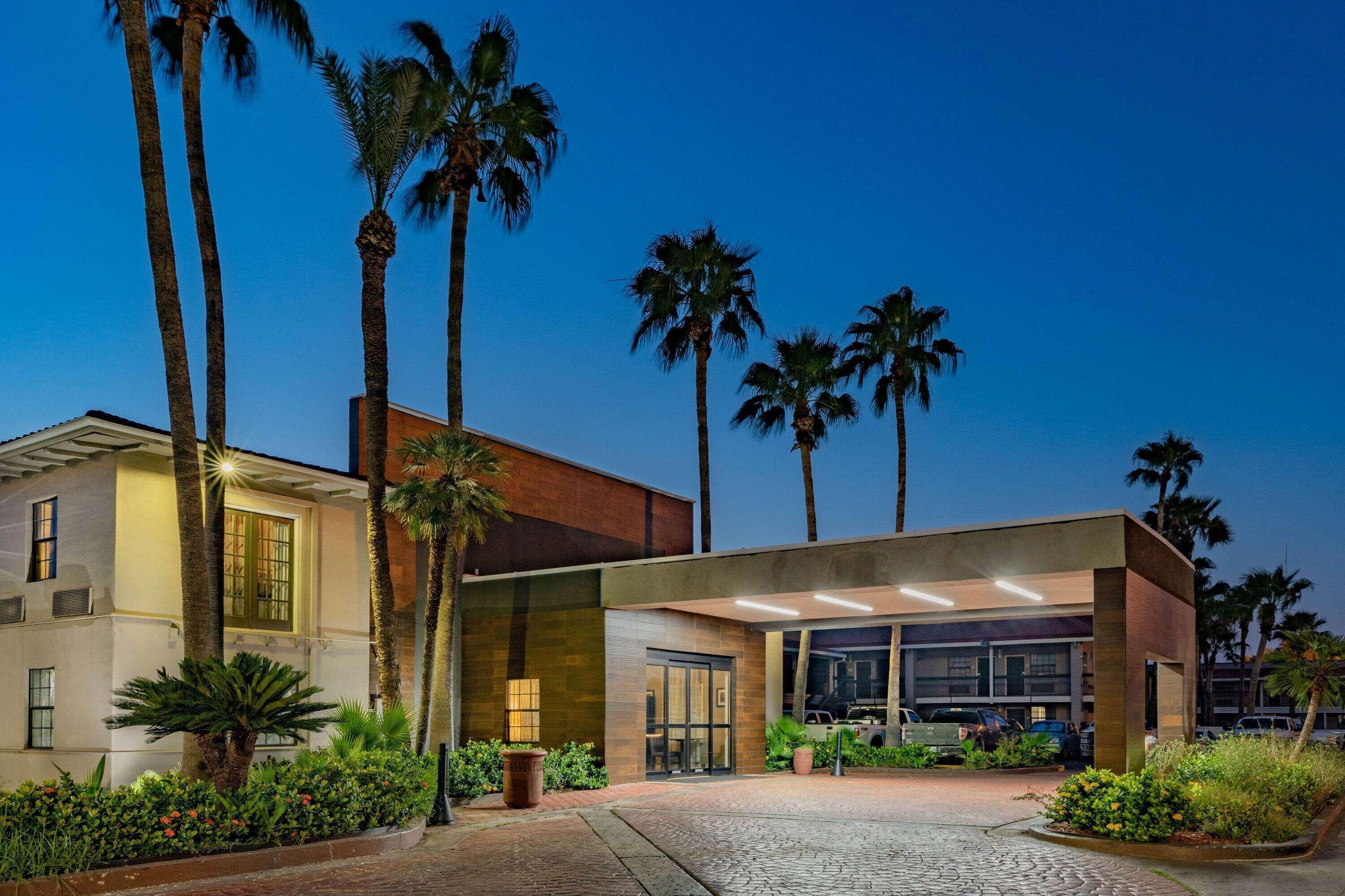 Staying Near Mercy Health Center: 6 Airport Hotels Compared
