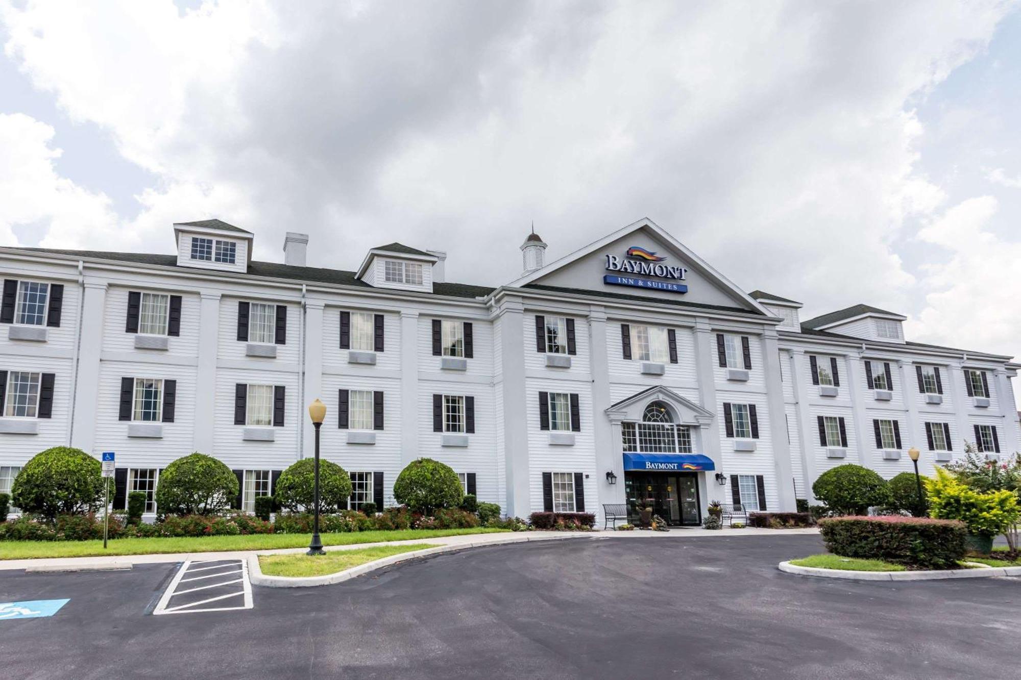 7 Budget Hotels Close to Lakeland Center Box Office